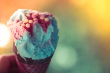 Eriyen dondurma pembe gofret konisi Bite