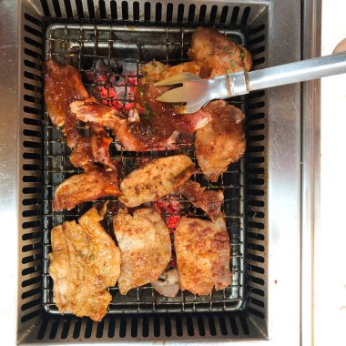 Restoranda ızgara domuz eti ve sığır eti