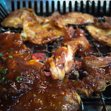 Restoranda ızgara domuz eti ve sığır eti