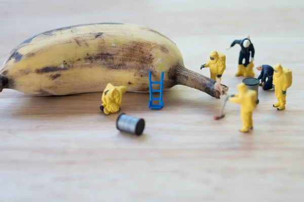 Investigador de cena de crime em miniatura com bananas podres — Fotografia de Stock
