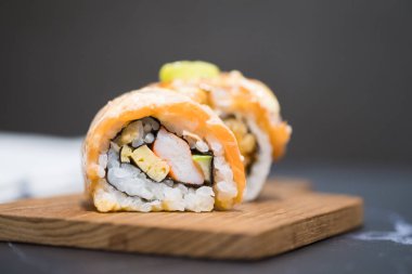 Somon ile rulo suşi