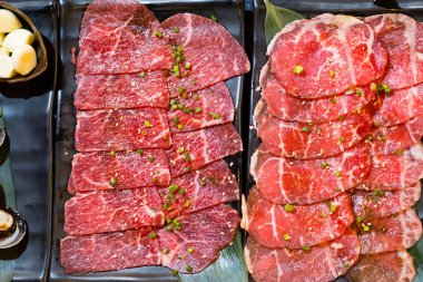 Barbekü için çiğ sığır eti dilimi