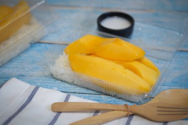 tropikal tatlı tatlı mango ve yapışkan pirinç kutu