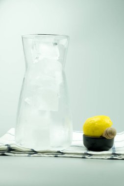 Limon dilimi ile servis edilen uzun kavanoz cam buz küpleri