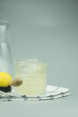 Limonata ve buz küpleri kokteyl cam