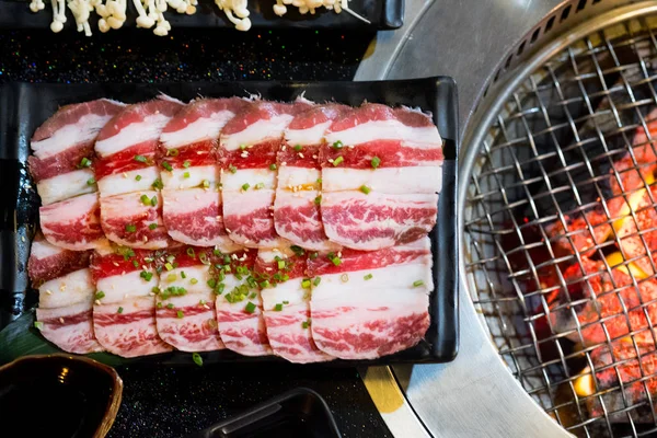 Carne fresca per grigliate con scalogno tagliato a fette — Foto Stock