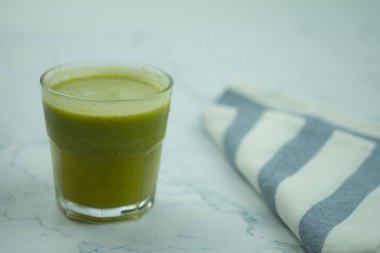 Yeşil smoothie meyve ve sebze