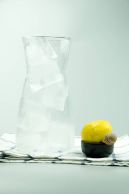 Limon dilimi ile servis edilen uzun kavanoz cam buz küpleri