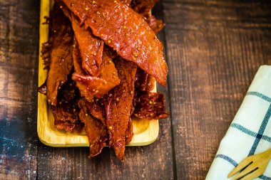 Kurutulmuş gevrek domuz dilim yaprak bir yığın 