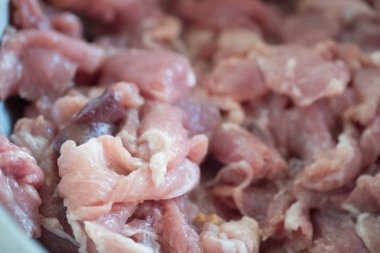 çiğ et dilimlenmiş