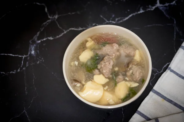 Фарш свинини та яєчного тофу гарячий суп — стокове фото