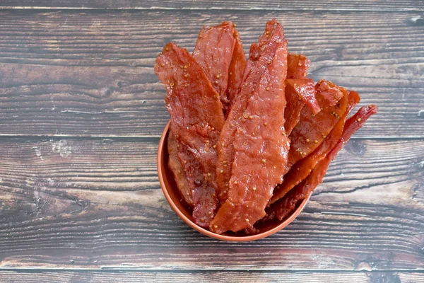 Scheiben von getrocknetem und knusprigem Schweinefleisch — Stockfoto