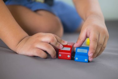 Ahşap araba ile oynayan çocuk