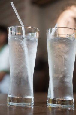 Buz küpü ile buz suyu içme bardağı 