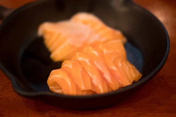 Nourriture japonaise saumon sashimi dans une assiette noire — Photo
