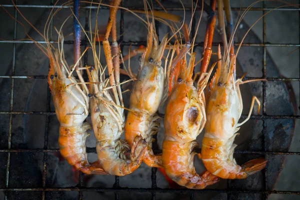 Camarão gigante de água doce são grelhados — Fotografia de Stock