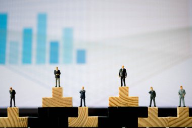 Minyatür insanlar: Her işadamı ahşap blok üzerinde duruyor