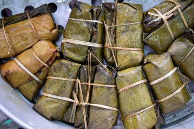 Yapışkan Pirinçli Muz (Khao Tom Mat veya Khao Tom Pad)