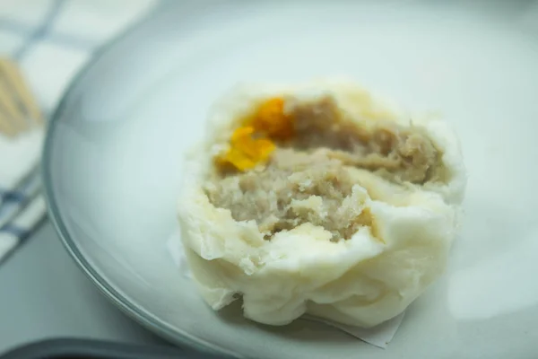 Показать китайские фаршированные булочки на пару перед едой — стоковое фото