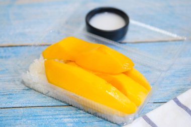 tropikal tatlı tatlı mango ve yapışkan pirinç kutu