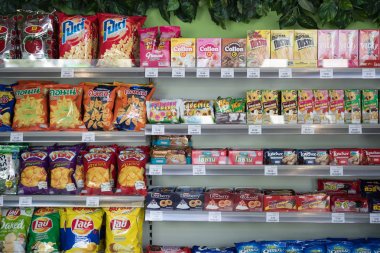 Bangkok, Tayland : 12 Nisan 2019 - Tayland'da kahvehane franchise olduğu Inthanin kahve dükkanı birçok çerez eklemek tamamen yeni kahve dükkanında raflarda bölümünde dolduruldu