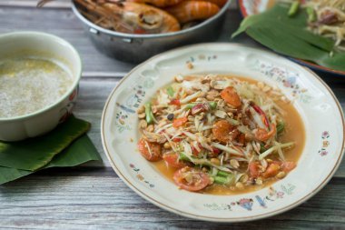 Karışık kurutulmuş karides veya kurutulmuş tuzlu karides ile Papaya salatası (som 