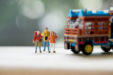 Minyatür insanlar : Tay yanında duran sırt çantası ile Traveler 