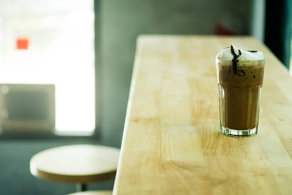 Es kopi mocha dengan busa susu — Stok Foto