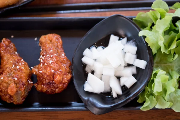 Kryddig Koreansk sås belagd på stekt kyckling drumlets — Stockfoto