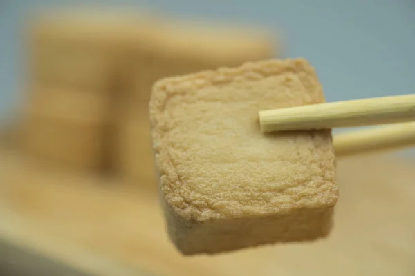 Tofu de peixe com pauzinhos — Fotografia de Stock