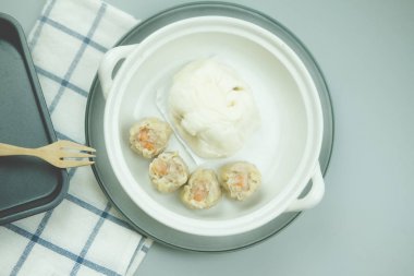 Buğulanmış karides köfte ve domuz çörekler 