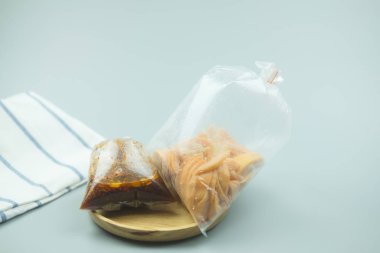 Plastik torba içinde tatlı ve baharatlı sos ile Baharatlı santol