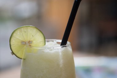 Dilim limon ile cam dekorasyon kavun yüzlü