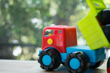 Erken eğitim için büyük bir plastik oyuncak kamyon.