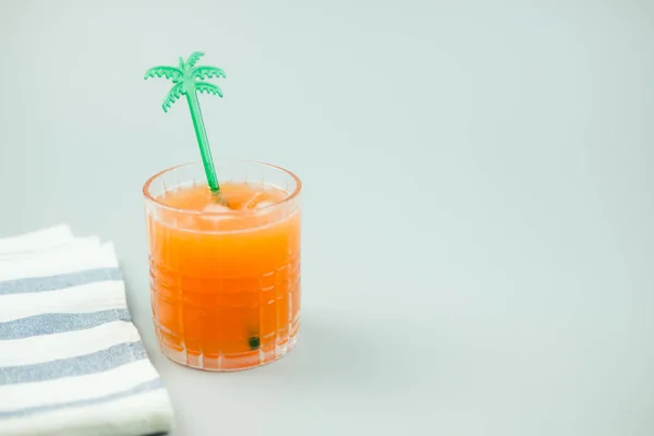 Mistura de suco de pêssego com refrigerante. Bebida refrescante — Fotografia de Stock