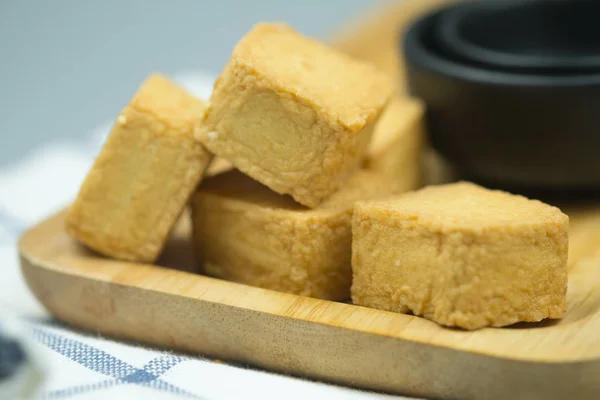 Tofu de carne de peixe, forma quadrada de almôndega amarela . — Fotografia de Stock