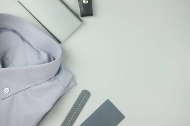 Backgro için gri renkli giysiler ve elektronik eşya gri renk