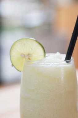 Dilim limon ile cam dekorasyon kavun yüzlü