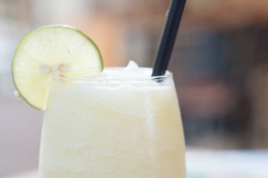 Dilim limon ile cam dekorasyon kavun yüzlü