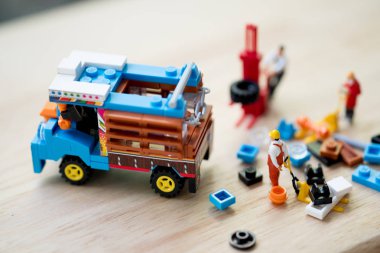 Minyatür insanlar : işçiler hazırlanıyor ve tarım Tay tr düzeltmek