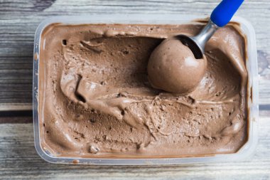 Kepçe ipeksi pürüzsüz çikolatalı dondurma