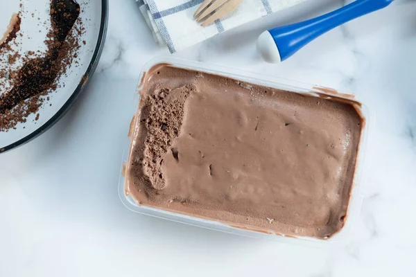 Chocolate helado en un recipiente de plástico — Foto de Stock