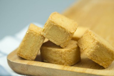 Balık et tofu, sarı köfte kare şekil.