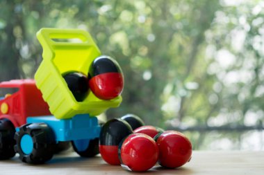 Plastik oyuncak kamyon surpris için mini oyuncak içinde açık yumurta oyuncakları taşımak