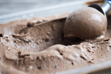 Kepçe ipeksi pürüzsüz çikolatalı dondurma