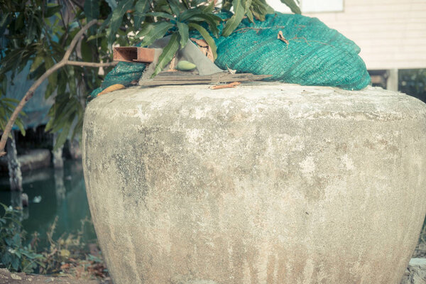 Цементные резервуары из тайского старого дома
