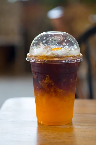 Sinaasappelsap espresso met ijs. Ijskoude zomer drankje. — Stockfoto