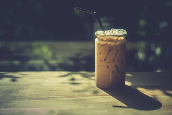 Eismokka in klaren Plastikflaschen auf Holztisch im Café — Stockfoto