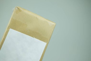 Thos gönderilen detay kostüm ile açık kahverengi karton kutular