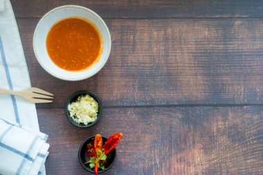 Ahşap masada garnitür ile Shabu shabu tarzı sos